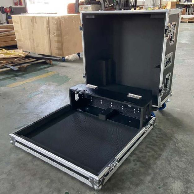 Picture of SQ7 Flight Case with Dogbox